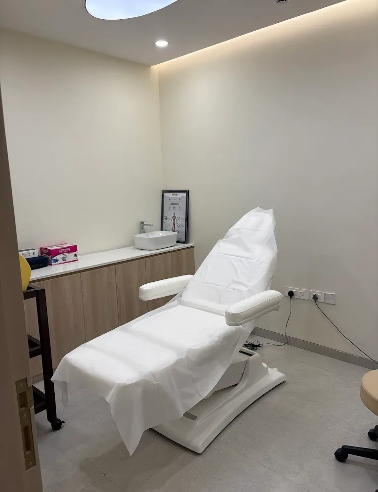 Treatment room at Veloura Clinic Gurgaon with an adjustable treatment chair and wash basin